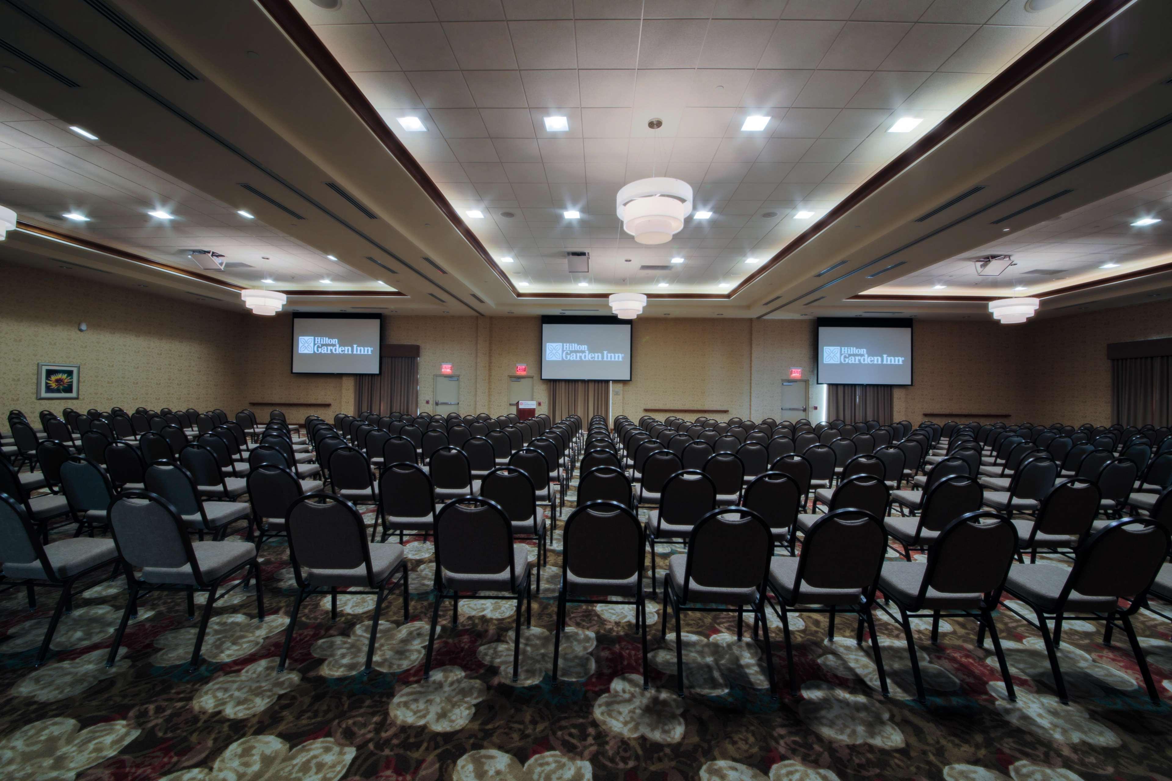 Hilton Garden Inn Cedar Falls Conference Center Exterior photo